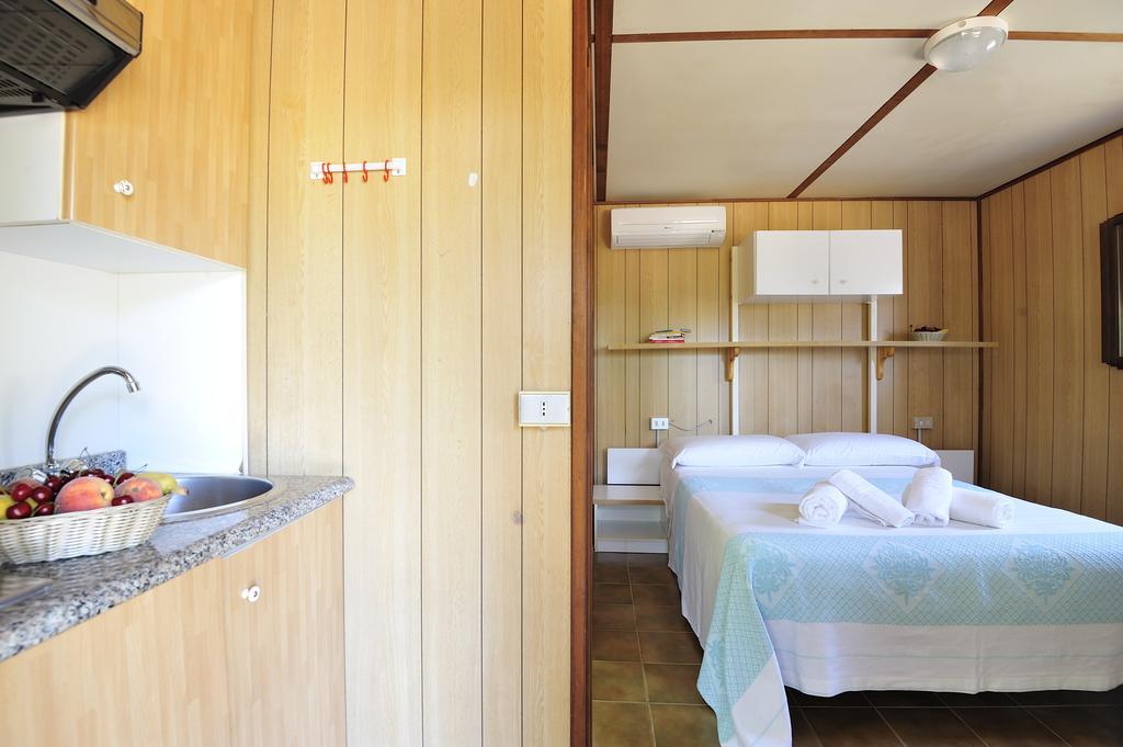 Villaggio Camping Tesonis Beach Tertenìa Chambre photo